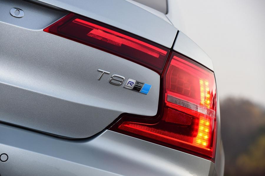 Детали экстерьера Volvo S90 T8 R-Design 2018 года  (UK) (фото 9 из 13)